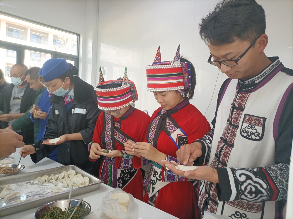 大叠水管理中心食堂包饺子活动